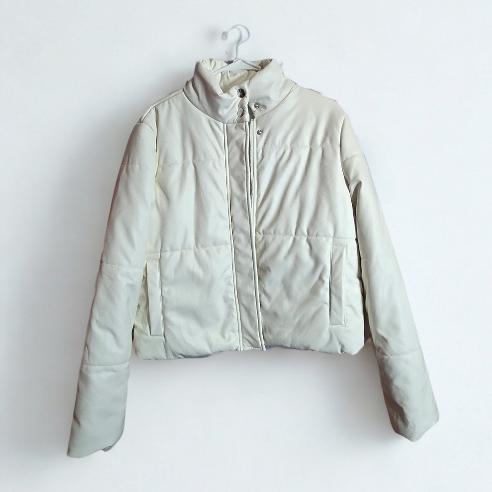 JustFab White Puffer Jacket Women’s Size M, Warm Lightweight Winter Coat